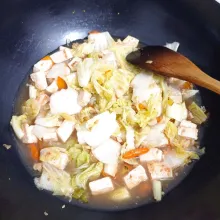 Tambahkan air secukupnya, aduk merata. Tumis sayur sawi tahu siap dihidangkan.