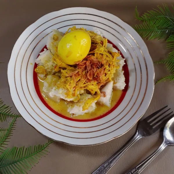 Potong - potong ketupat dan letakkan dalam wadah. Siram dengan soto panas dan taburi bawang goreng, sajikan.