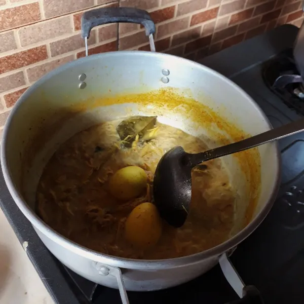 Tambahkan santan, aduk rata, masak sebentar saja asal mendidih.
