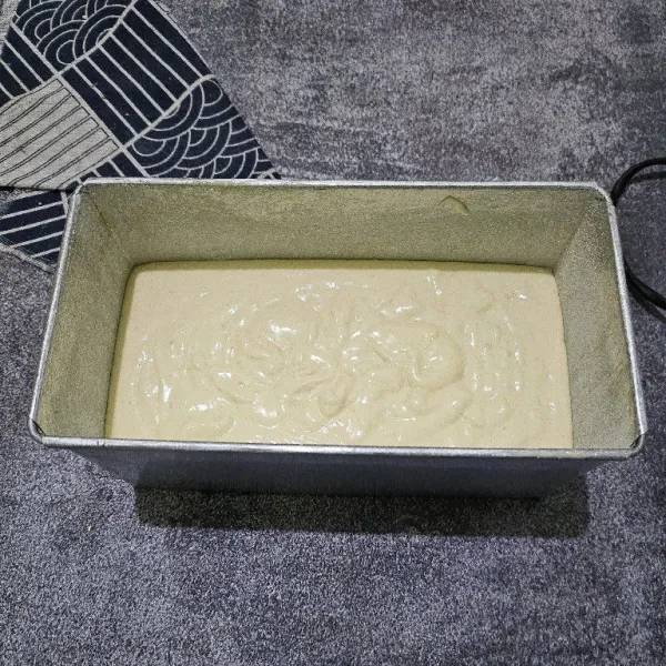 Tuang adonan ke dalam loyang yang sudah di oles dengan margarin dan di taburi dengan sedikit tepung.