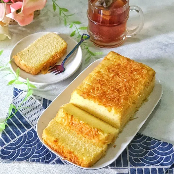 Jika sudah matang, keluarkan dari oven, tunggu hingga dingin baru keluarkan dari loyang. Setelah itu potong sesuai selera, lalu sajikan.