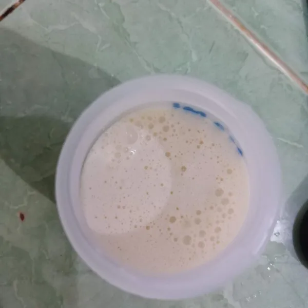 Campur susu bubuk dan susu cair dalam botol saus/kecap.