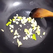 Tumis bawang putih dan bawang daun dengan sedikit minyak hingga harum.