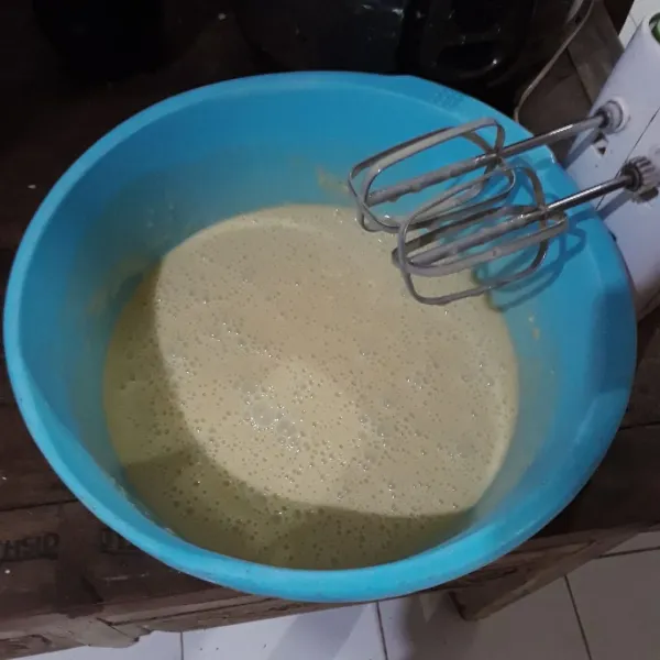 Campurkan terigu, susu, gula, garam, telur dan air, mixer tinggi selama 3 menit.