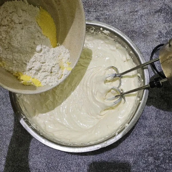 Tambahkan terigu, susu bubuk, serta maizena. Mixer dengan speed rendah.