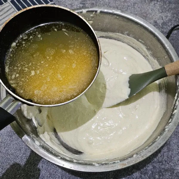 Setelah itu masukkan butter mix yang sudah di lelehkan. Aduk balik dengan spatula.