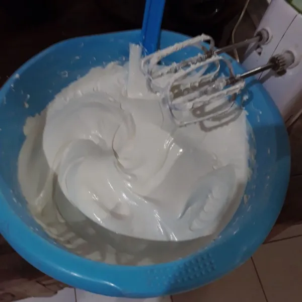 Tambahkan SP, mixer kembali selama 10 menit hingga kental.