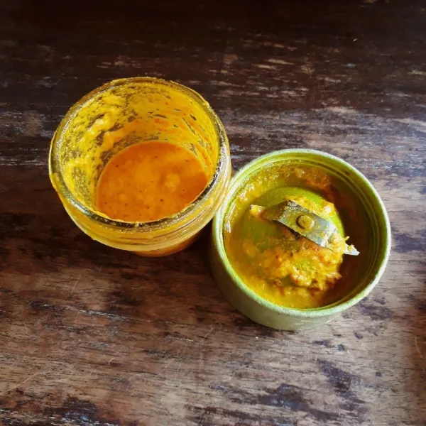 Haluskan kemiri, bawang merah, bawang putih, cabe, kunyit dan jahe.