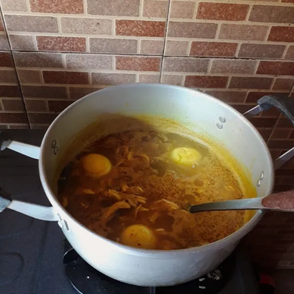 Masukkan ayam dan telur, masak hingga bumbu meresap dan kuah sisa setengahnya.