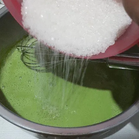 Kemudian masukkan gula pasir.