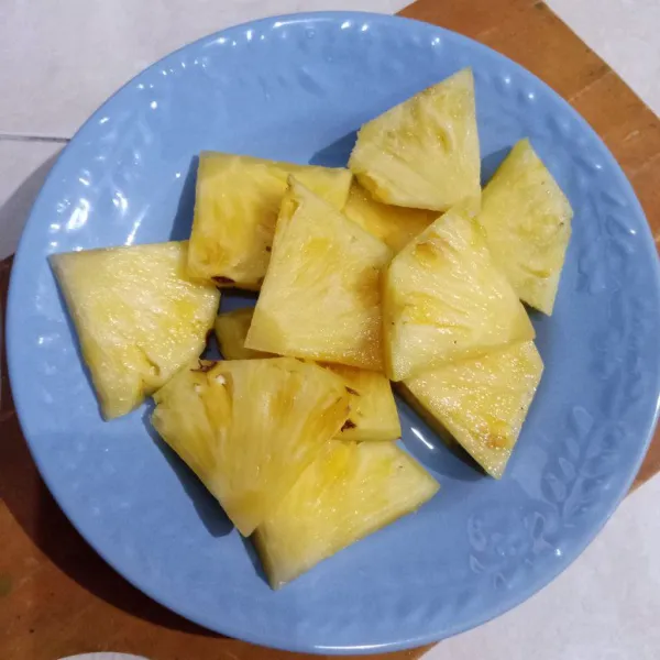 Potong-potong nanas jangan terlalu tebal ya.