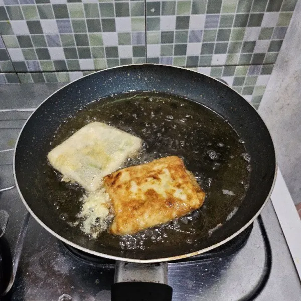 Kemudian langsung goreng di dalam minyak panas dengan api sedang cenderung kecil. Jika sudah matang, kemudian angkat dan tiriskan.