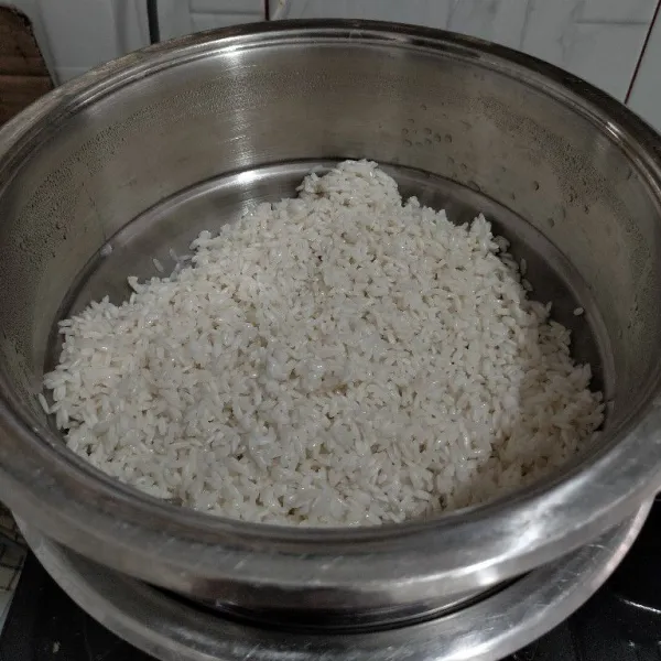 Cuci bersih beras ketan dan rendam selama 1 jam. Tiriskan airnya, lalu kukus selama 20 menit atau setengah matang.