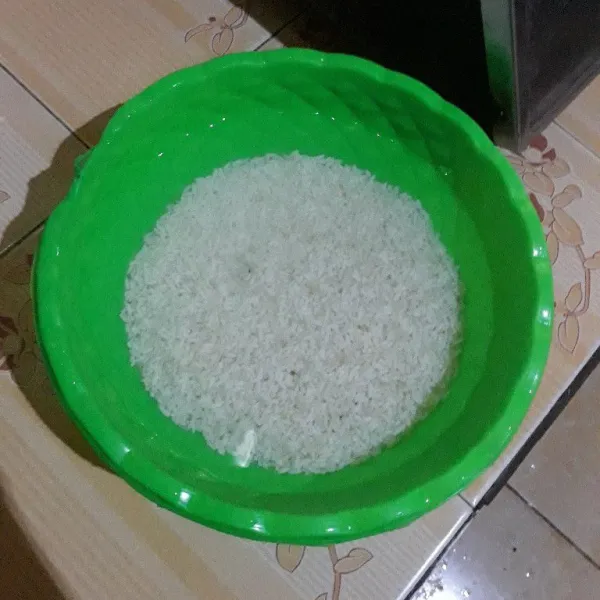 Cuci bersih beras ketan lalu rendam selama 2 jam.