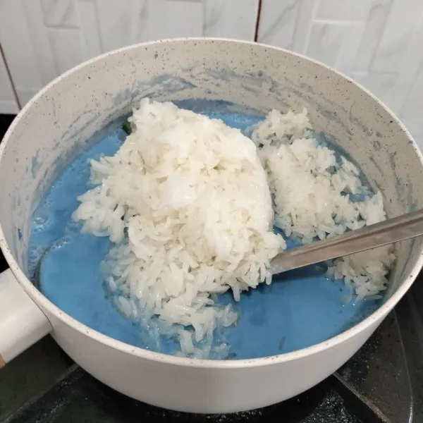 Lalu campurkan beras ketan ke dalam adonan santan telang diamkan selama 10 menit dalam keadaan masih hangat