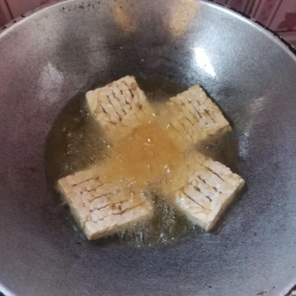 Panaskan minyak goreng secukupnya. Setelah minyak cukup panas, masukkan tempe goreng hingga matang dan kecoklatan.