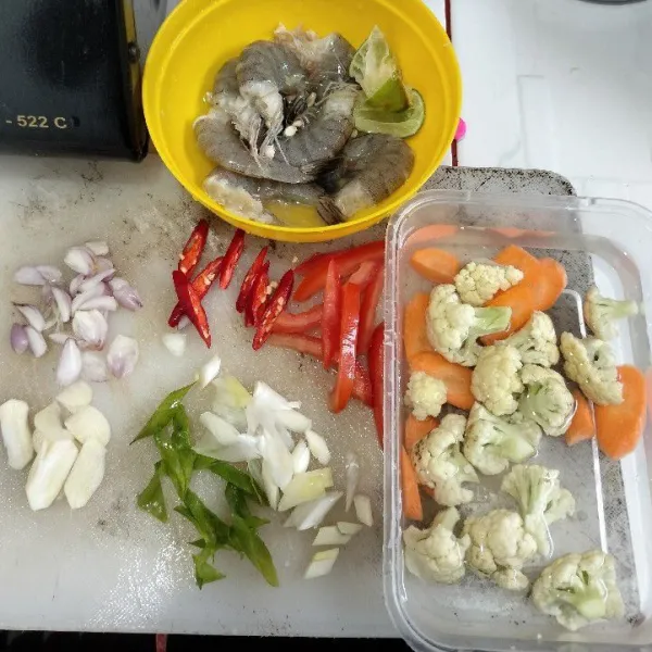 Marinasi udang dengan air jeruk nipis selama 15 menit, siapkan bahan lainnya