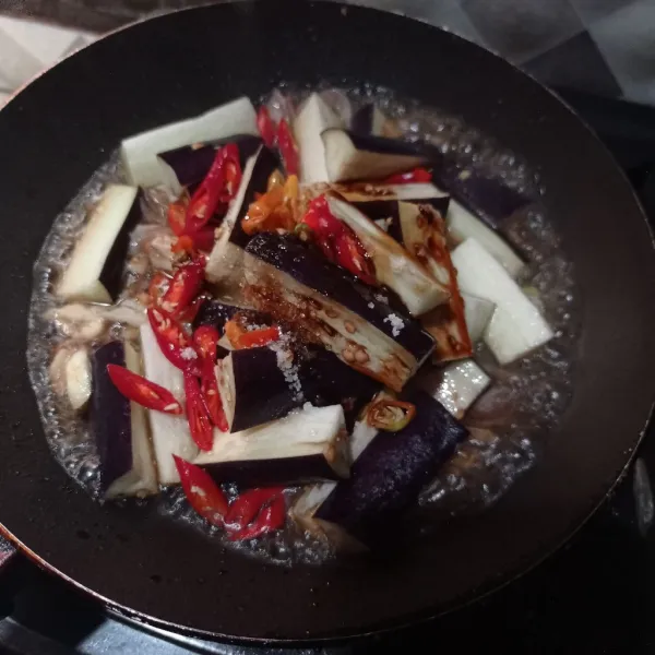 Masukan terong, air, cabe, garam, saus tiram, gula dan kaldu bubuk, aduk rata.
