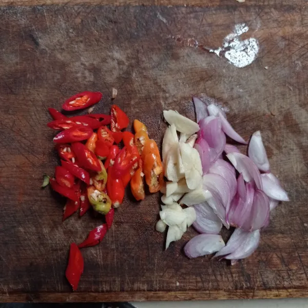 Iris bawang merah, cabe rawit, cabe keriting dan cincang bawang putih.