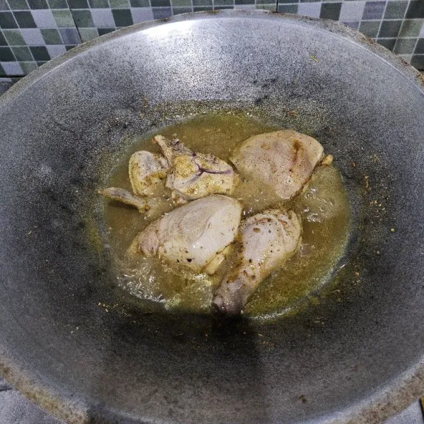 Ungkep ayam dengan bumbu ungkep yang sudah dihaluskan. Beri sedikit air dan kaldu bubuk. Lalu ungkep hingga ayam empuk. Kemudian biarkan dingin.