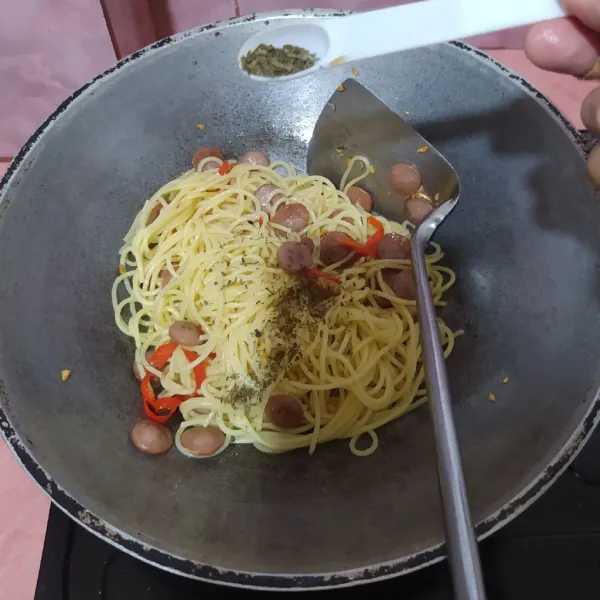 Masukkan spaghetti. Bumbui garam, lada, kaldu jamur, oregano dan parsley kering.