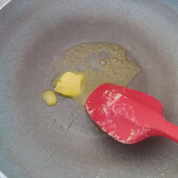 Panaskan margarin hingga meleleh. Masukkan bawang putih cincang, tumis hingga harum.
