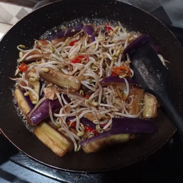 Terakhir masukan toge, aduk rata masak sampai matang, cek rasa.