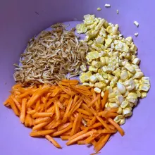 Siapkan wadah, lalu tambahkan jagung, wortel dan ebi.