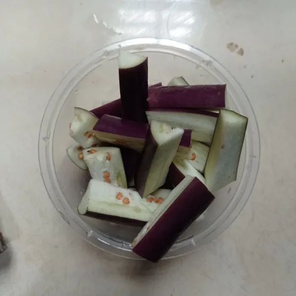 Potong terong sesuai selera, cuci bersih, tiriskan.