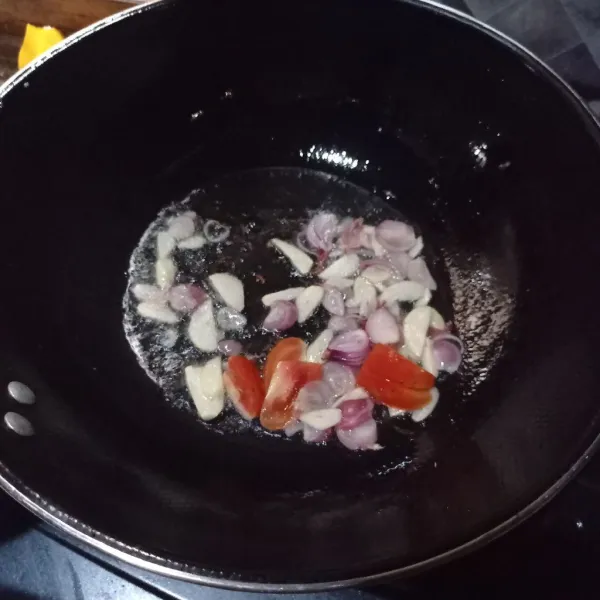 Lalu tumis bawang merah, bawang putih dan tomat sampai matang.