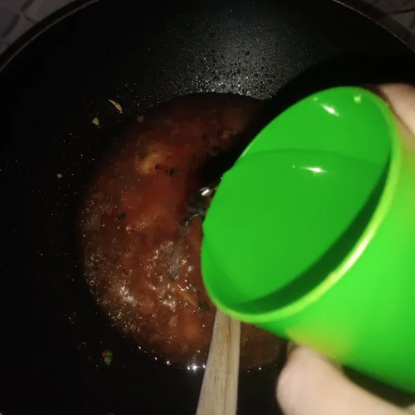 Setelah masak, lalu masukkan air secukupnya.