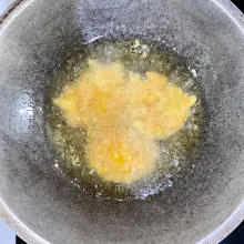 Goreng bala-bala hingga berwarna kecoklatan, lalu angkat dan sajikan.