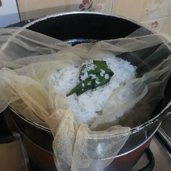 Kukus kembali beras ketan selama 25 menit.