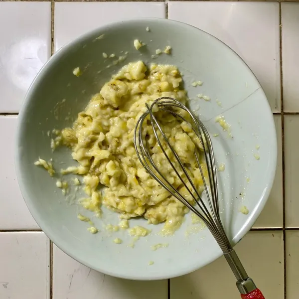 Haluskan pisang menggunakan whisk, tidak perlu terlalu halus.