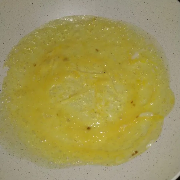 Masak telur tanpa minyak, iris tipis.