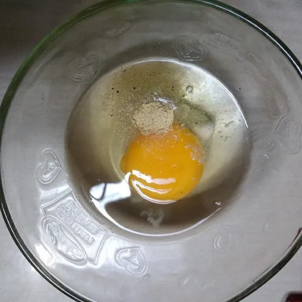 Dalam mangkuk masukkan telur, garam dan kaldu bubuk. Kocok lepas.