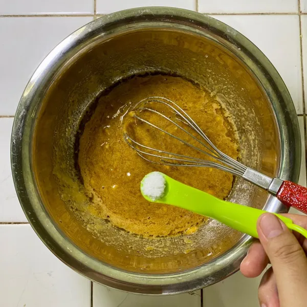 Tambahkan vanili bubuk dan garam.
