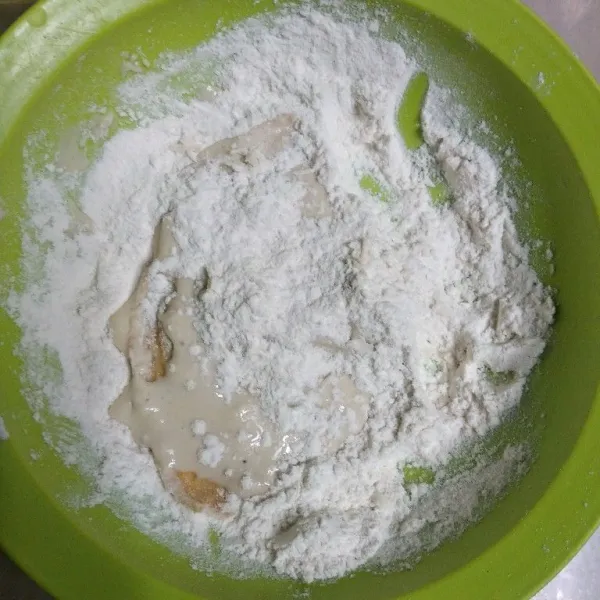 Baluri dengan tepung kering. Ulangi sampai 2 atau 3 kali.