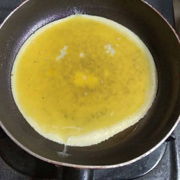 Panaskan minyak dalam teflon. Goreng telur. Angkat dan potong menjadi 4 bagian.