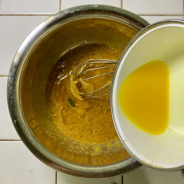 Tambahkan minyak sayur dan margarin cair, lalu aduk rata.