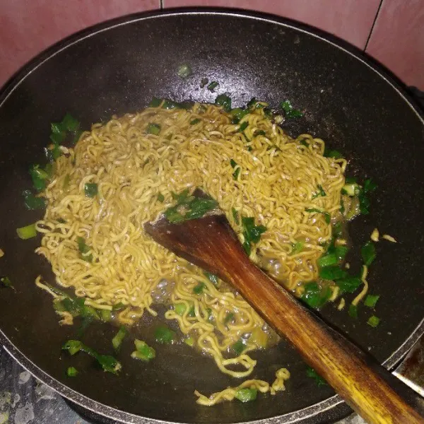 Masak hingga mie empuk dan air agak set.