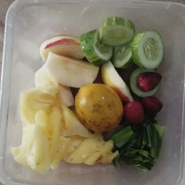 Cuci bersih semua buah dan sayur, kemudian potong agak kecil agar mudah saat diblender.