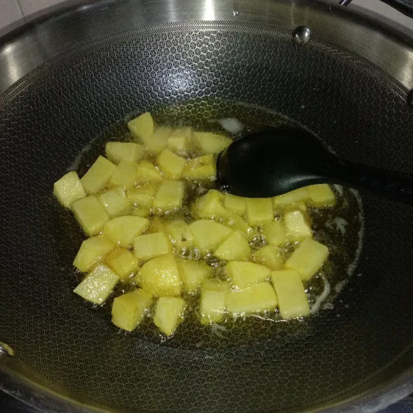 Goreng kentang hingga matang, angkat dan tiriskan.