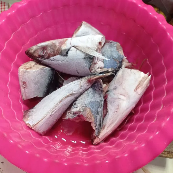 Bersihkan ikan bandeng, cuci sampai bersih.