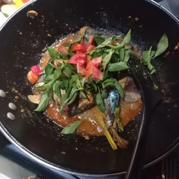 Masukan kemangi dan daun kemangi, aduk rata.