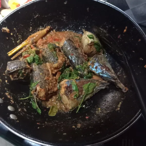 Masak sebentar saja, koreksi rasa, matikan api.