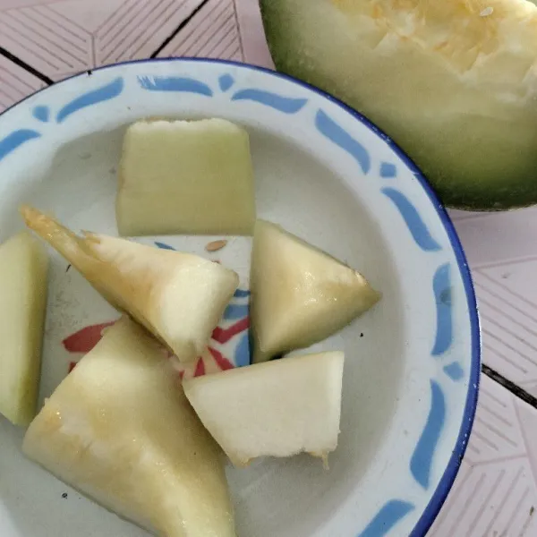 Kupas dan potong2 melon sesuai selera.