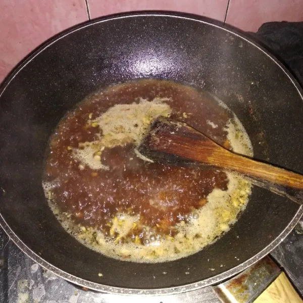 Tambahkan air, garam, saus tiram dan kecap manis. Biarkan hingga mendidih.