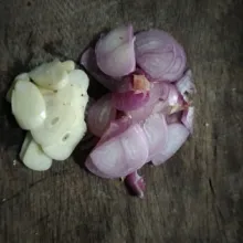 Iris tipis-tipis bawang merah dan bawang putih.