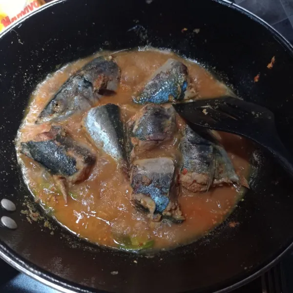 Masukan ikan bandeng, air, garam, gula, dan kaldu bubuk aduk rata, masak sampai matang.